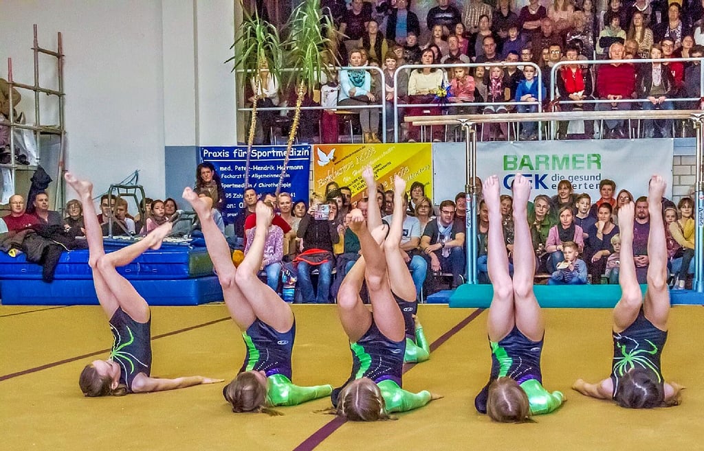 Hunderte Zuschauer kamen vor der Pandemie zum traditionellen Weihnachtsschauturnen von Grün-Weiß in die Turnhalle „Am Elbhafen“.