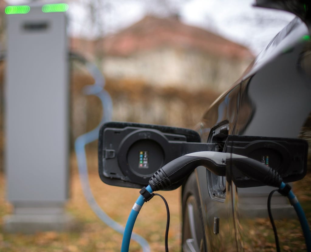 Ein Elektroauto wird an einer Ladesäule geladen.