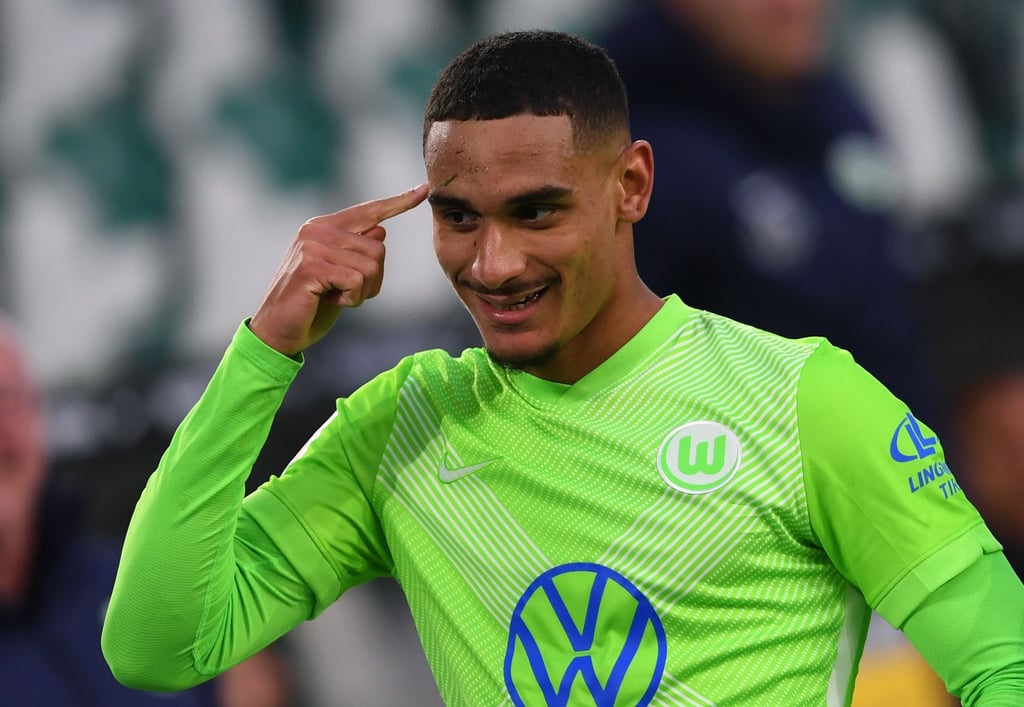 Wolfsburgs Maxence Lacroix bejubelt ein Tor.