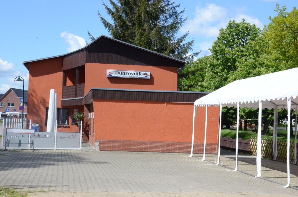 Das Restaurant Dubrovnik bereitet sich auf die Öffnung der Außengastronomie vor. Ein Zelt ist aufgebaut, das Gästen auch bei weniger guter Witterung Schutz bieten soll.