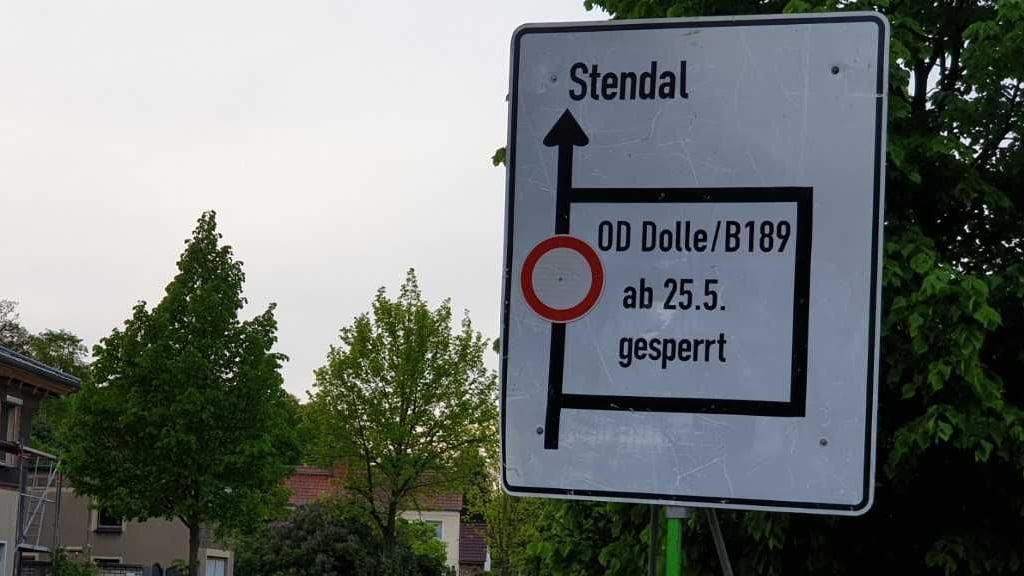 Ein Schild weißt aktuell die Autofahrer auf die anstehende Baustelle hin.
