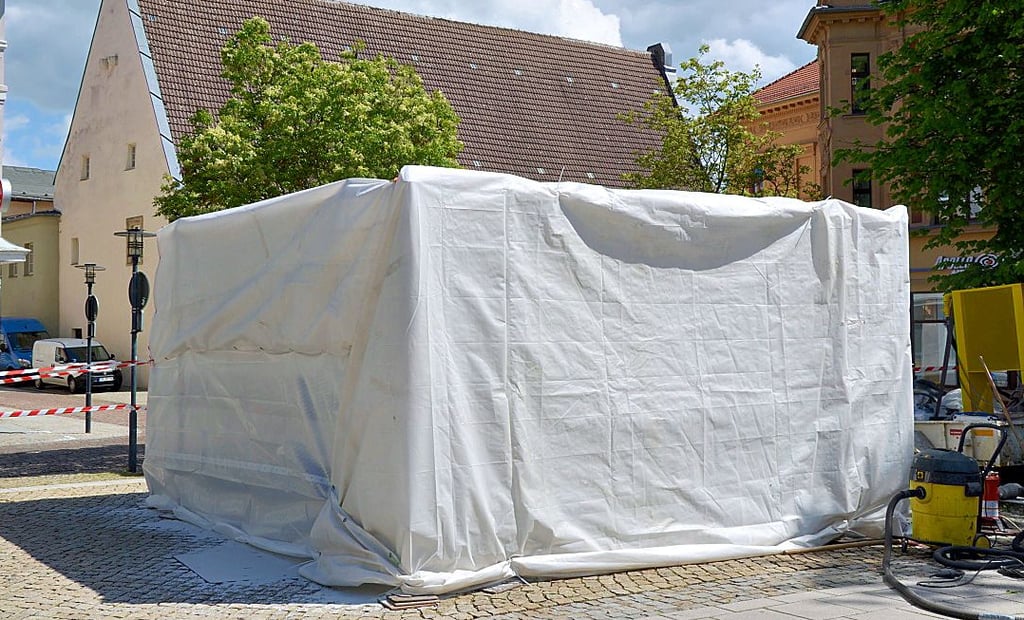 Der Brunnen am Sperlingsberg ist derzeit komplett verhüllt. Nach Pfingsten soll er endlich wieder sprudeln.