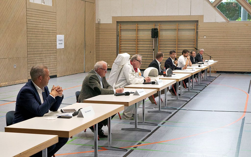 Beim Wahlforum präsentierten sich sieben der acht Kandidaten dem Publikum in der Elbe-Rossel-Halle.