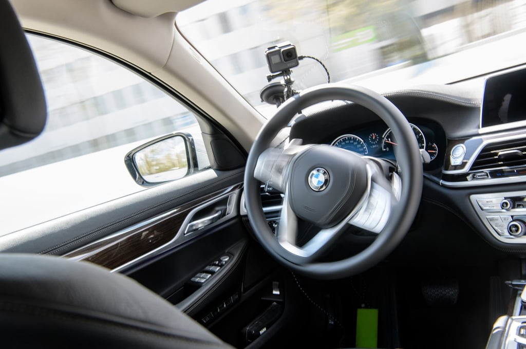 Ein autonom fahrendes Fahrzeug ist auf einer Teststrecke unterwegs (Symbol). Beim vollautomatisierten Fahren der Stufe vier kann der Computer bei bestimmten Anwendungen vollständig die Kontrolle über das Auto übernehmen.