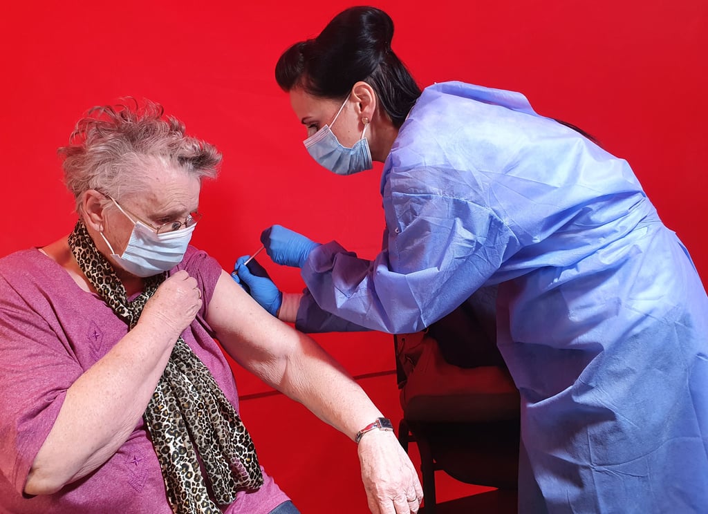 Ingrid Pfaue aus Kuhlhausen bekommt ihre zweite Impfung gegen das Coronavirus.