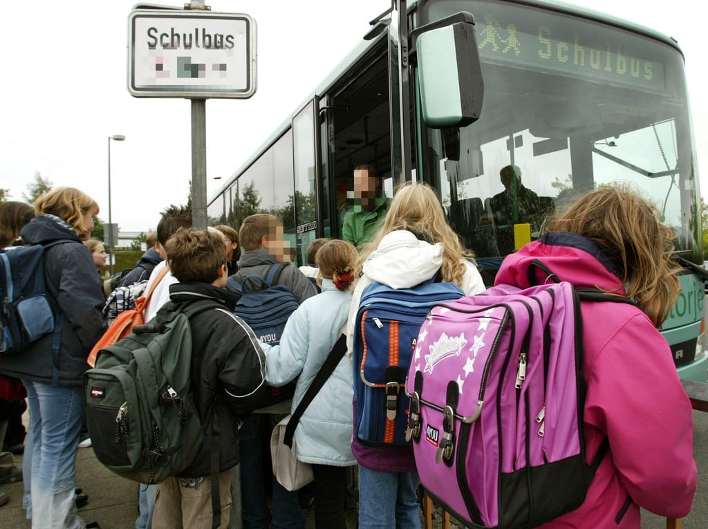 Schüler am Schulbus
