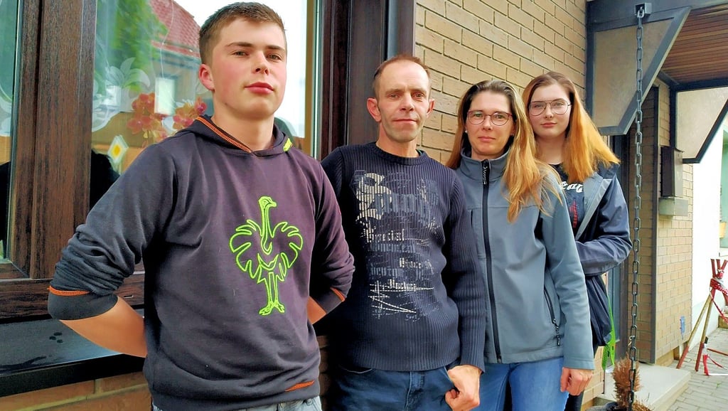 Familie Kallmeyer - Moritz, Sven, Stefanie und Lina - wartet weiter darauf, dass sie in ihr Haus an der Blankenburger Straße in Hasselfelde zurückkehren können.