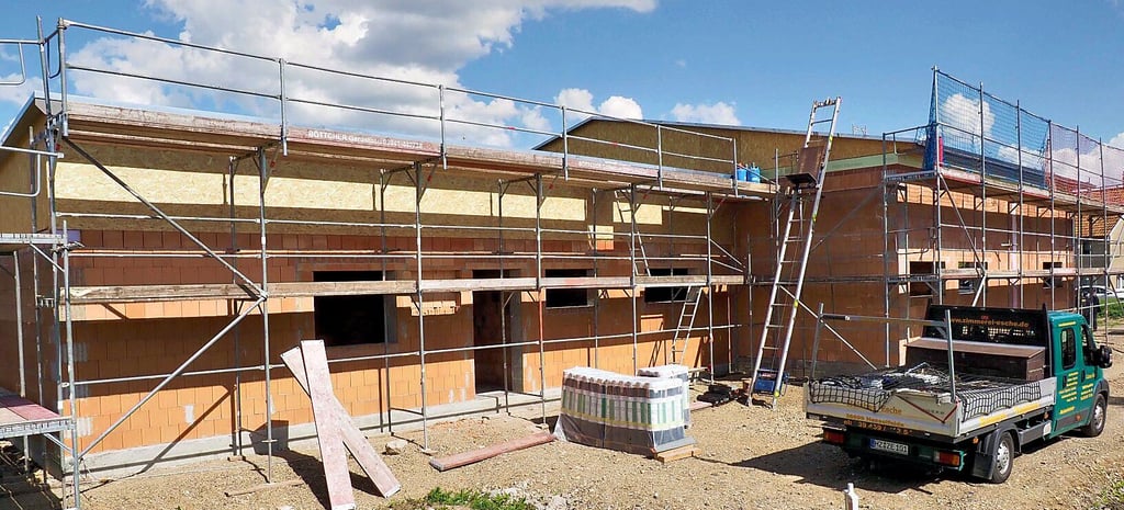 Das künftige Rohrsheimer Feuerwehrhaus von der Rückseite betrachtet. Links der Verwaltungsteil mit dem künftigen Eingang und rechts der höhere Garagenteil.