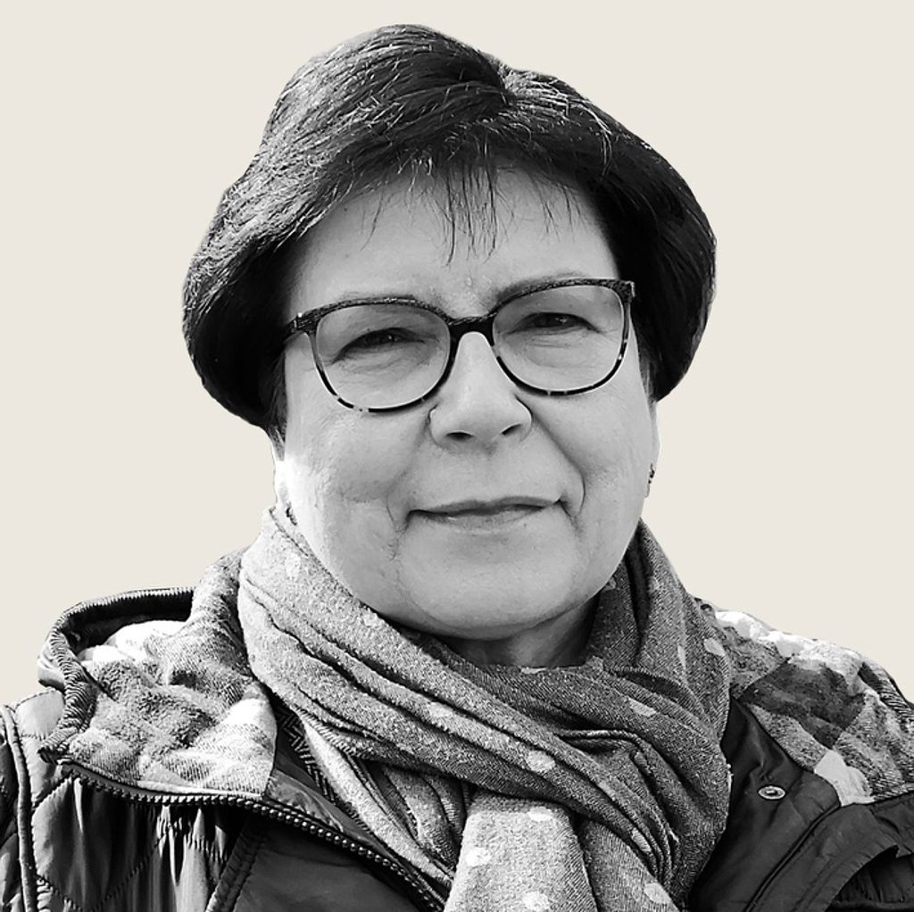 Angela Gorr  ist  63 Jahre alt • lebt in Wernigerode •  ist in Braunlage geboren und in Hannover aufgewachsen • ist stolz auf die Ostgene ihrer Familie • hat Sprach- und Literaturwissenschaften studiert • ist in fester Partnerschaft unverheiratet glücklich