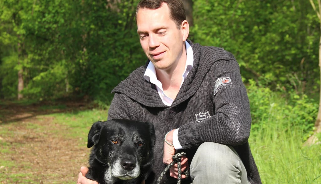 Steffen Burchhardt (SPD) möchte am 6. Juni als Landrat wiedergewählt werden. In der Freizeit genießt er auch Spaziergänge mit Labradormischling Odin.