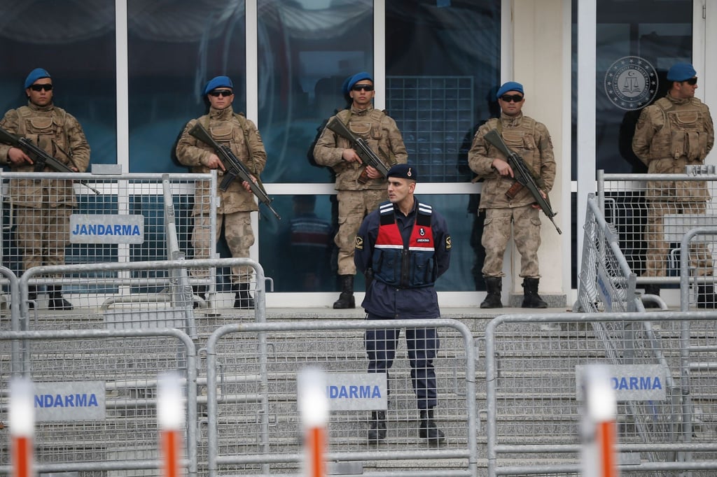 Soldaten sperren den Eingangsbereich des Gerichtsgebäudes in Silivri ab, in dem der Gezi-Prozess im Februar 2020 stattfand. (Archivbild)