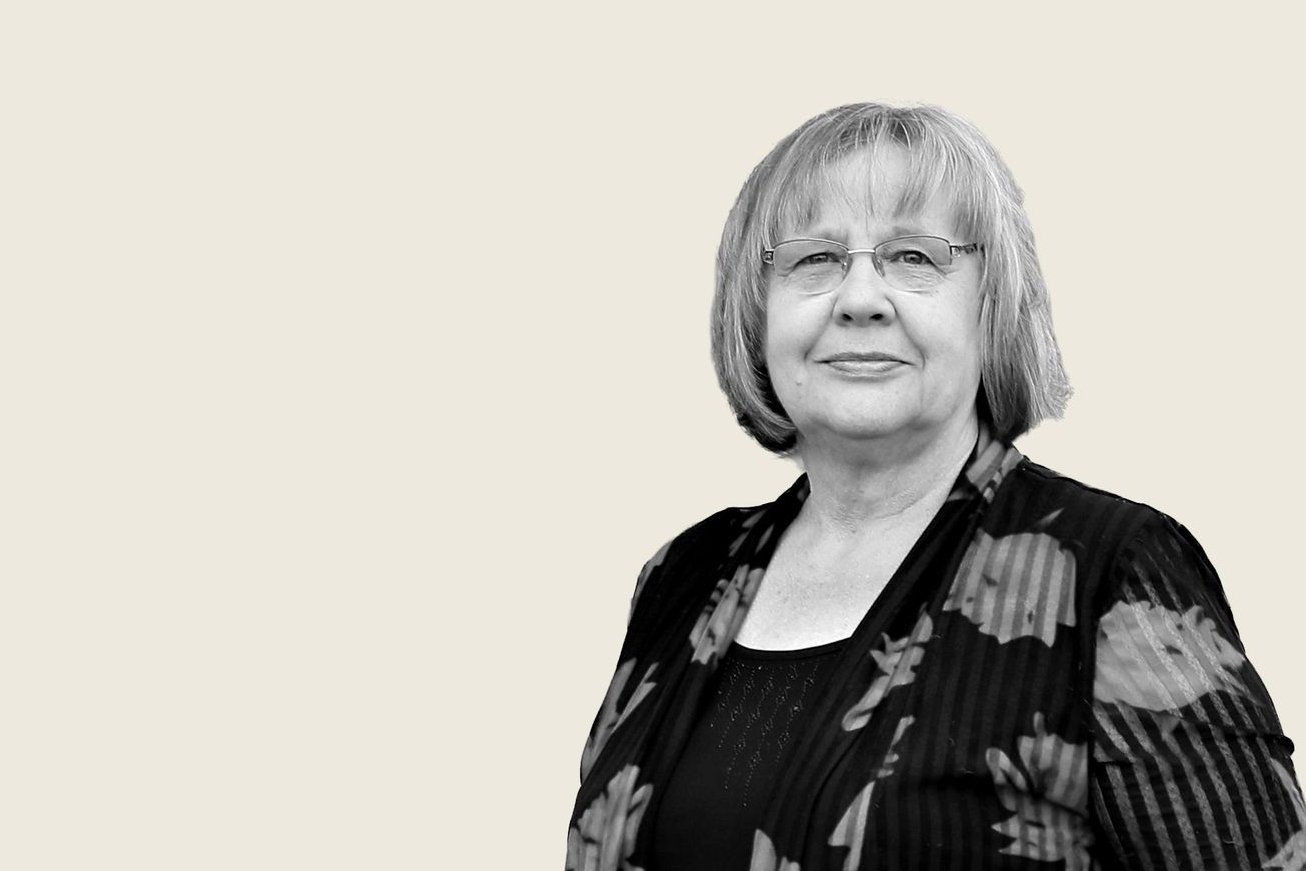 Monika Hohmann ist 61 Jahre alt &#8226; kommt ursprünglich aus Gatersleben und wohnt seit 1982 im nahen Hedersleben &#8226; war vor ihrem ersten Einzug in den Landtag 31 Jahre lang als Lehrerin tätig &#8226; gärtnert in ihrer Freizeit gern und hat das Kuchenbacken für sich entdeckt