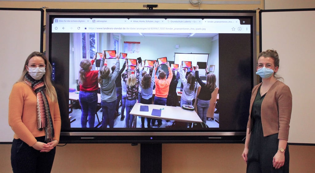 Eine der neuen Touchscreen-Tafeln in der Lüderitzer Grundschule. Das Bild zeigt Lüderitzer Schüler mit den ersten iPads.