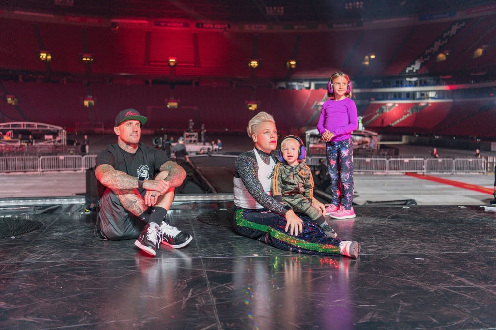Sängerin Pink mit ihrem Mann Carey Hart und den Kinder Willow (r) und Jameson, in einer Szene der Amazon-Doku "P!nk: All I Know So Far".