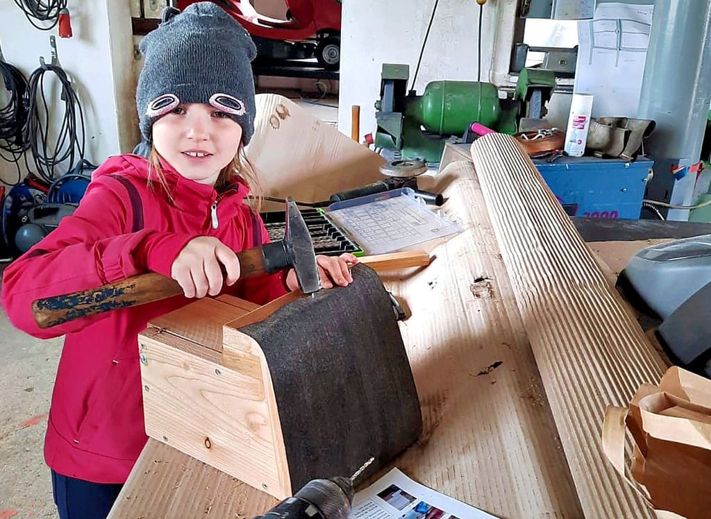 Pia Schachel aus Quarnebeck schuf aus Holz ein neues Häuschen für Vögel. Fast 80 Kästen sind insgesamt entstanden.
