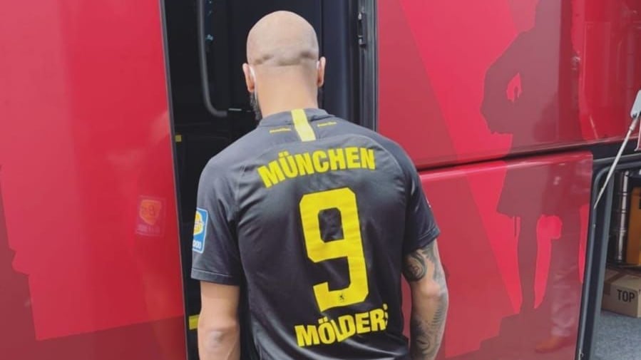 Terrence Boyd sendet vor der Abfahrt nach München schöne Grüße an 1860-Stürmer Sascha Mölders.