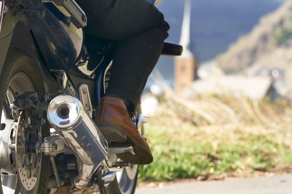 Wer Motorrad fährt, sollte sicher im Sattel sitzen. Am besten wird dafür schon im Stand die Sitzhöhe geprüft.