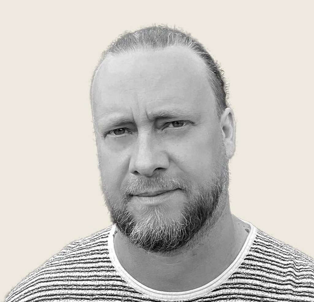 Michael Marks ist  50 Jahre alt. Der   Meister für Elektrotechnik, Heizung und Lüftung ist  selbstständig mit einem  Photovoltaik Handwerksbetrieb. Er  lebt mit seinen zwei Kindern in Oranienbaum und  verbringt seine Freizeit gerne mit Kochen, sowie seinem Interesse an Sport und Wirtschaft.