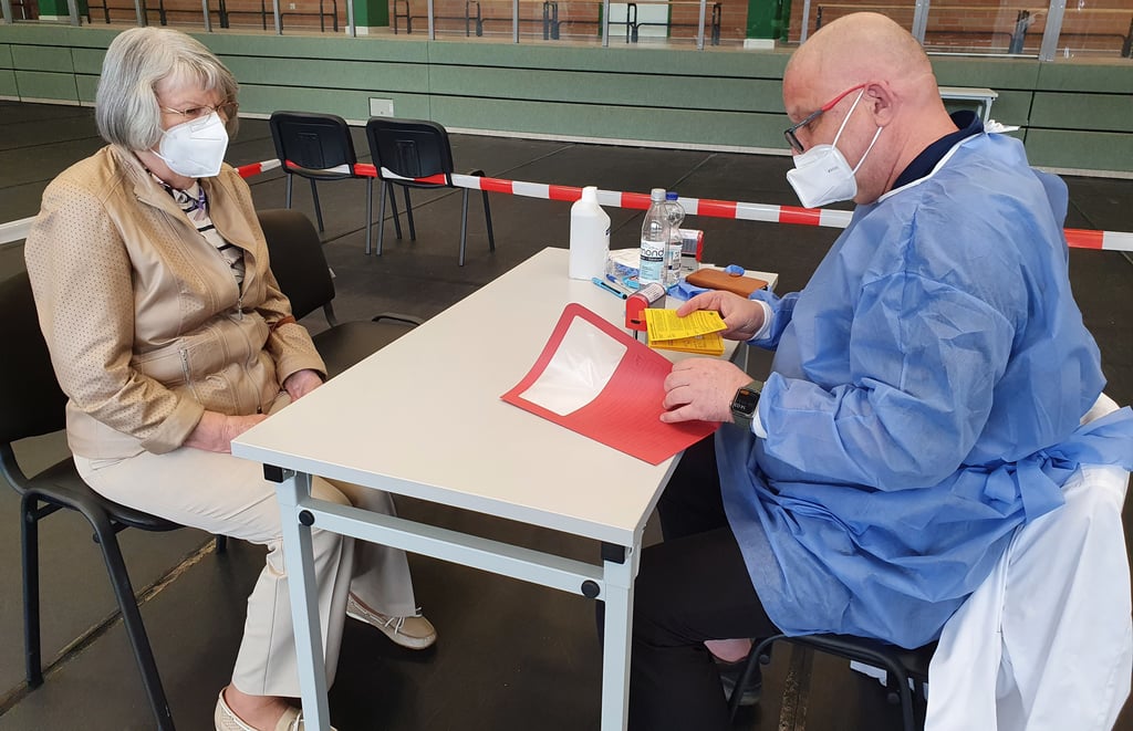 Ärztlicherseits wurde der Großimpftag vom Internisten Gregor Thiele (Foto) sowie von Alexandra Schäfer abgesichert.
