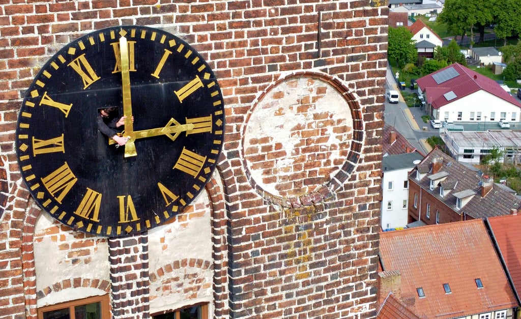 Ein Stockwerk über der Glockenetage kamen die neu vergoldeten Zeiger am Freitagvormittag wieder an ihren alten Platz auf Südturm der Petrikirche. Eine kniffelige Arbeit, bei der einem nichts aus den Händen gleiten sollte.