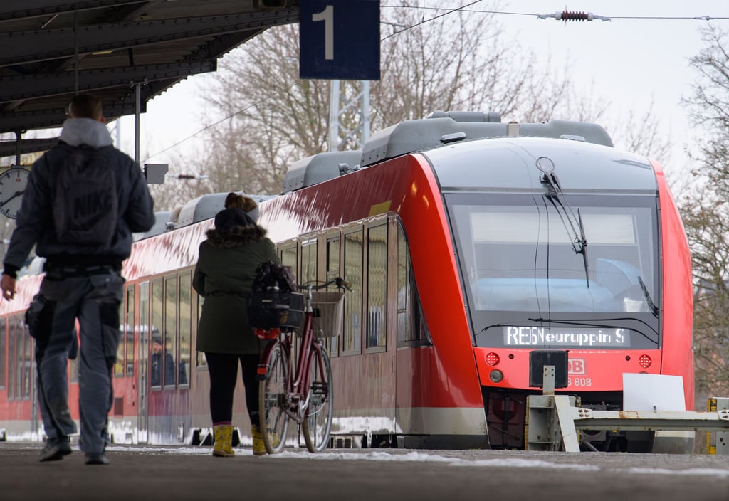 Bei einer Kontrolle während einer Fahrt nach Magdeburg hat ein Schwarzfahrer eine Zugbegleiterin angegriffen (Symbolbild).