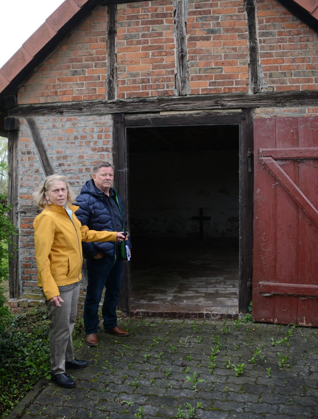 Ortsrätin Sonja Ritter und Peseckendorfs Bürgermeister Jürgen Schlee beklagen den Zustand der Trauerhalle.