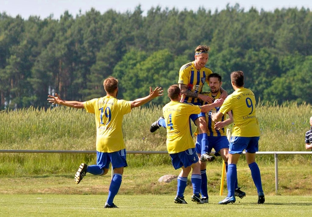 René Fleck wird von seinen damaligen Mitspielern geherzt. In der Saison 2013/14 kämpfte er mit Medizin Uchtspringe um den Aufstieg in die Landesliga. Beim wichtigen Auswärtsspiel in Krevese erzielte er den 1:1-Ausgleich. Das reichte jedoch nicht. Der KSV stieg damals auf.