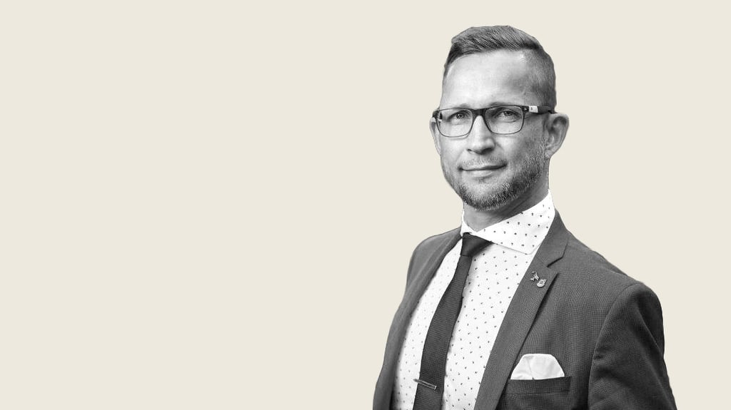 Er ist 39 Jahre alt • lebt in Merseburg •  ist Mitglied des Kreistages und des Stadtrates •  ist gelernter Koch und Kaufmann im Gesundheitswesen • mag   Städtereisen, Kultur und Geschichte fremder Länder und Radfahren am Geiseltalsee  • liebt Omas Rinderroulade mit Rotkohl und Klößen •  hört alles, was gut klingt 