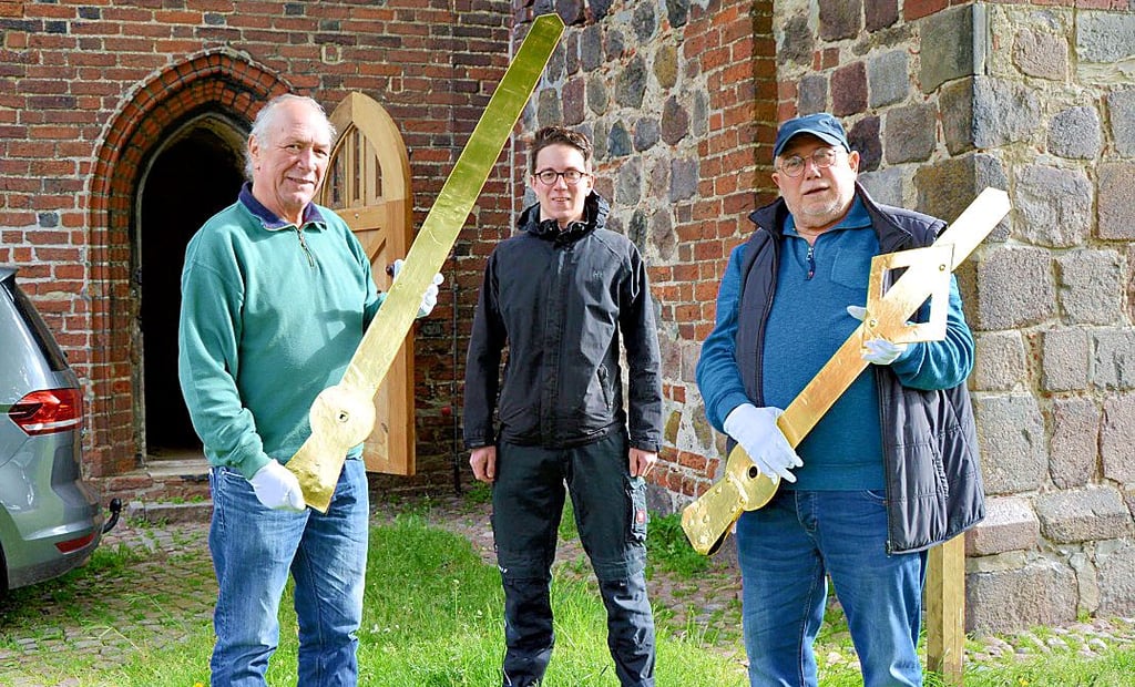 Noch schnell ein Erinnerungsfoto mit den beiden Uhrmachern Günther Haut (v. r.) sowie Carl Robra und Kirchenförderer Walter Fiedler.