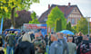 Auf einmal war die Rasenfläche vorm Bahnhof Seehausen gut gefüllt. Die Teilnehmer der AfD-Demonstration kamen in großen Gruppen.
