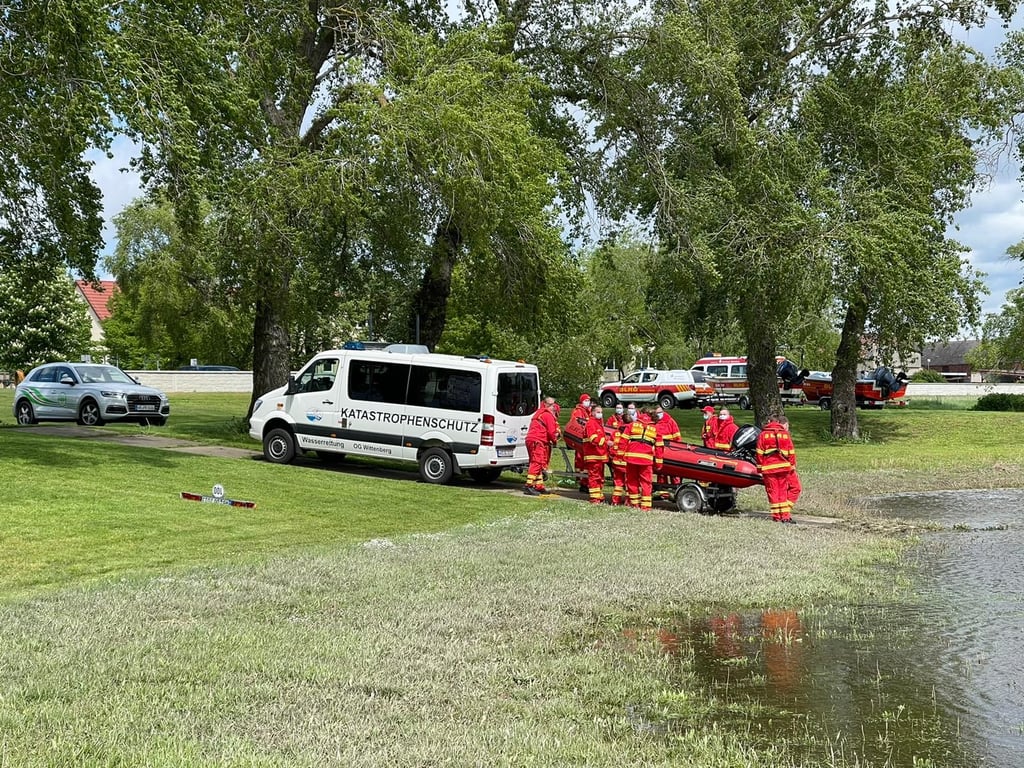Einsatz an der Elbefähre in Elster