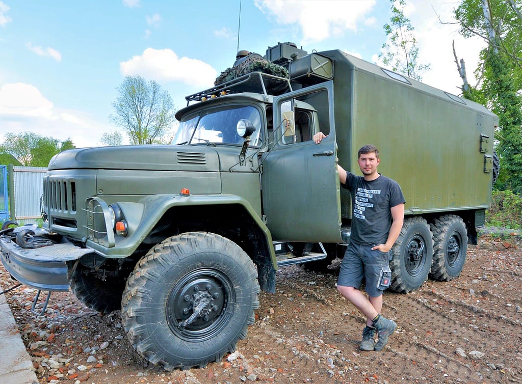 Paul Kreibich aus Gräfenhainichen, der sich für Militärfahrzeuge begeistert, ist stolz auf seine neueste Errungenschaft. Den Lkw ZIL 131 KO möchte er zum Wohnmobil umrüsten.