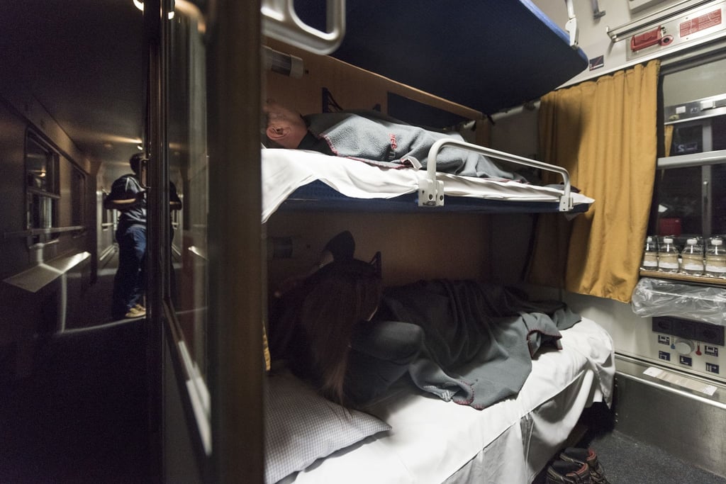 Reisende haben es sich im Nachtzug der Österreichischen Bundesbahnen (ÖBB) auf der Fahrt von Zürich nach Hamburg bequem gemacht.