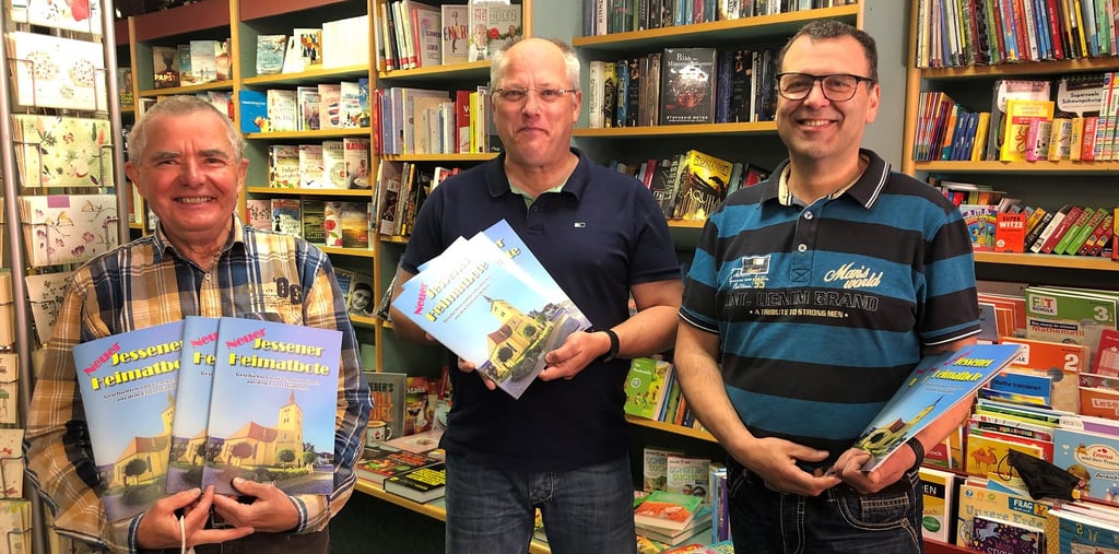 Die Herausgeber Dr. Reiner Helling und Dennis Weiner sowie Buchhändler Steffen Fischer (v. li.) präsentieren die Neuerscheinung.