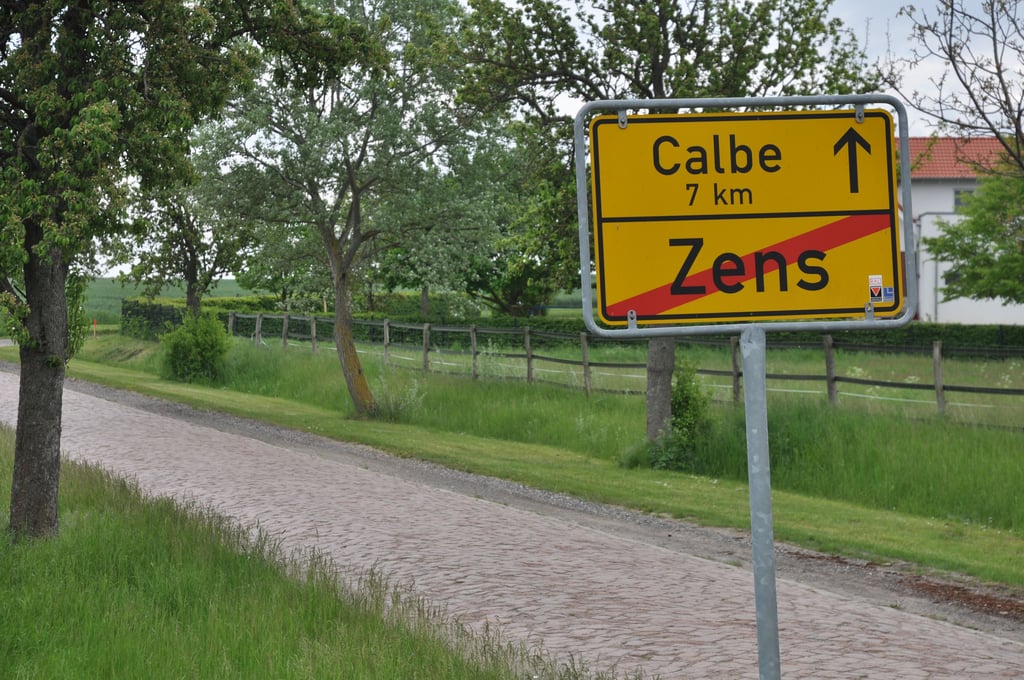Heute Kopfsteinpflaster oder Betonpiste? Der hier abgebildete Teil der K1291 nach Calbe wird sehr viel seltener genutzt als der Abschnitt nach Kleinmühlingen.