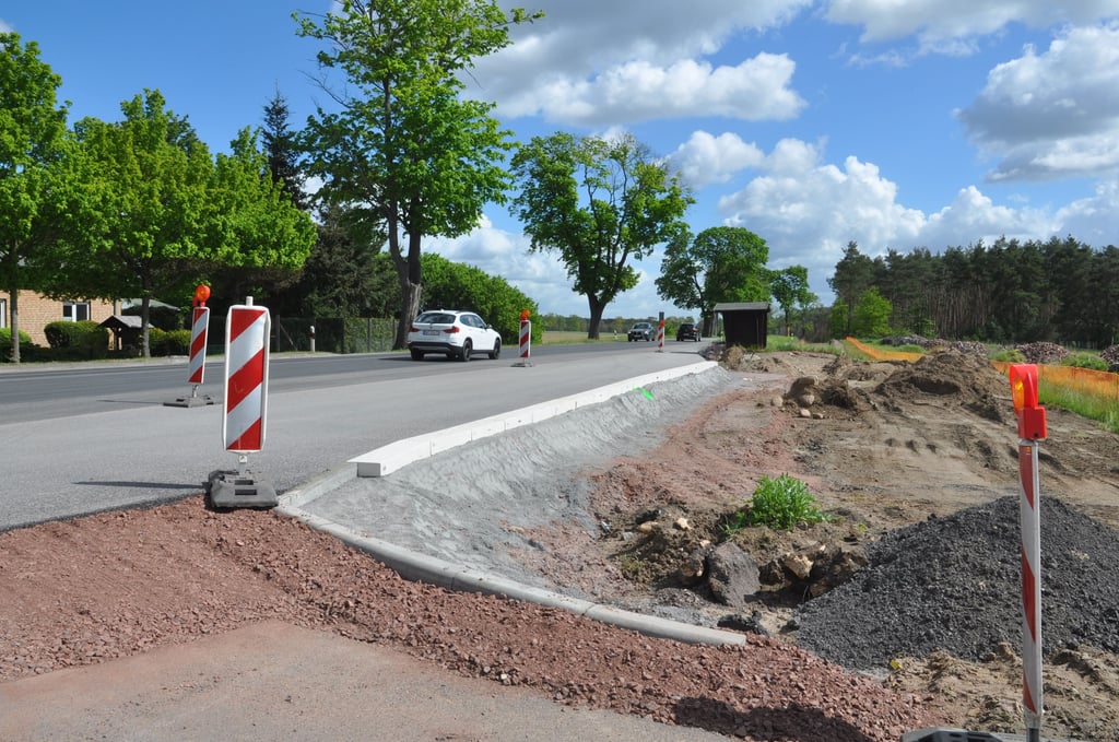 Pünktlich sind die Arbeiten zur Einbindung Abzweigs Wiechenberg in den Radwegneubau zwischen Genthin und Parchen soweit erledigt worden, dass die Vollsperrung der B 1 an dieser Stelle wieder aufgehoben werden konnte.