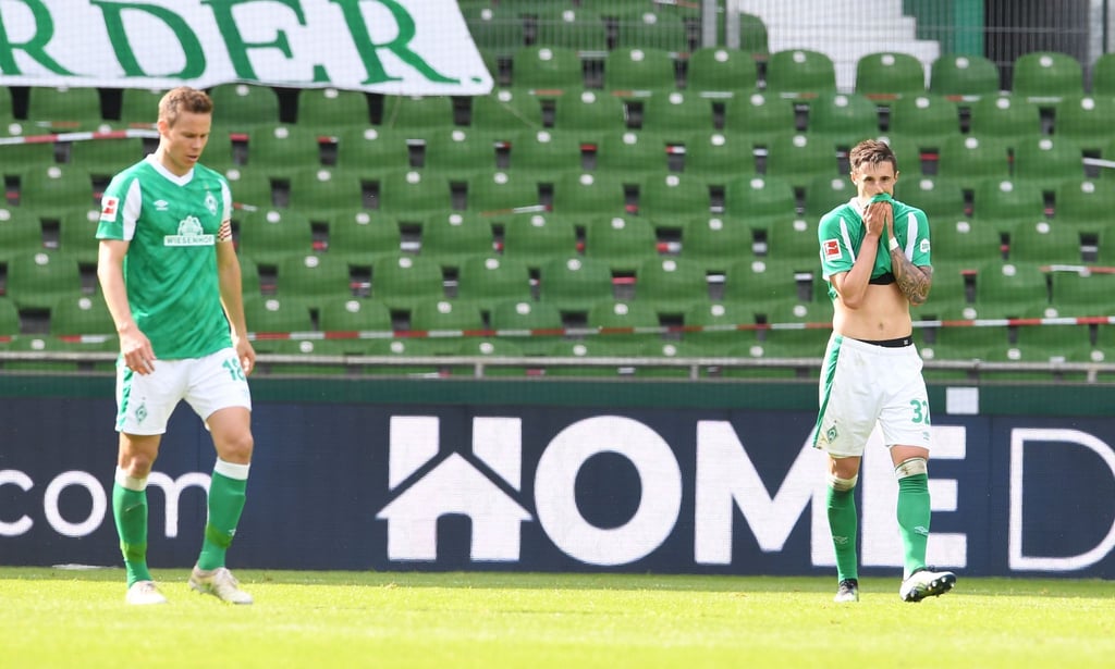 Werders Niklas Moisander (l) und Marco Friedl nach dem 0:4.