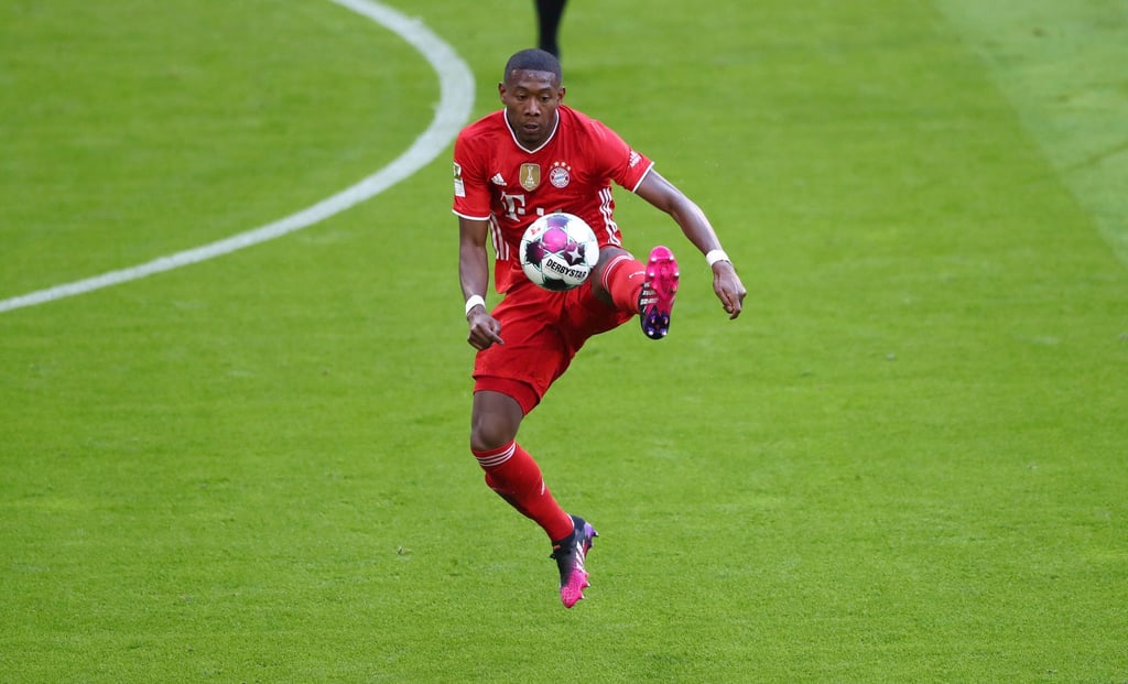 FC Bayern Münchens David Alaba am Ball.