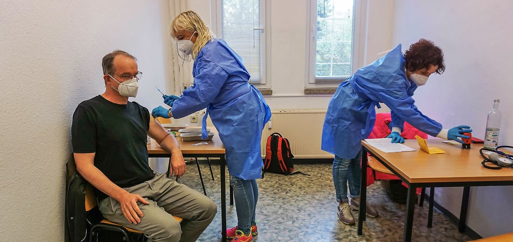 Mit 70 zusätzlichen Impfdosen Astrazeneca hat die Stadt Gräfenhainichen in dieser Woche einen zweiten Impftag organisiert. Andrea Hackl-Kleinschmidt und Sandra Kleinschmidt haben, unterstützt von zwei städtischen Mitarbeitern im Eingangsbereich, diese Impfaktion übernommen.