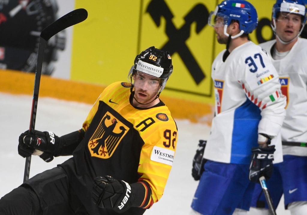 Deutschlands Marcel Noebels jubelt über ein Tor im Auftaktmatch gegen Italien.