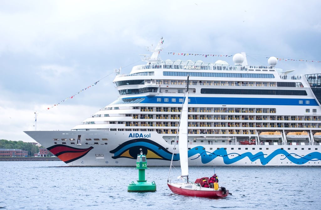 Die "AIDAsol" läuft aus dem Kieler Hafen aus.