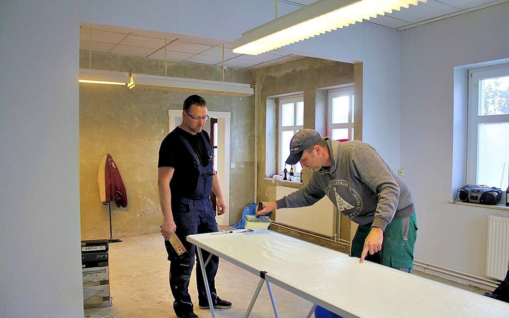 Christian Räbiger (re.) mit Sebastian Hauptig beim Kleistern.