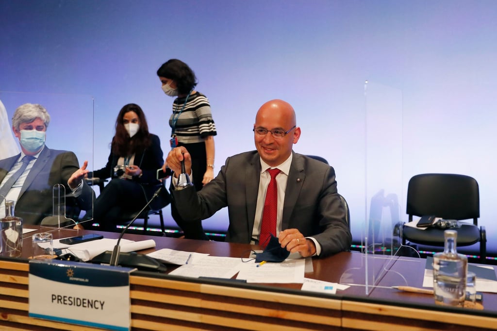 João Leão, Finanzminister von Portugal, läutet eine Glocke zu Beginn eines Treffens der Euro-Finanzminister.