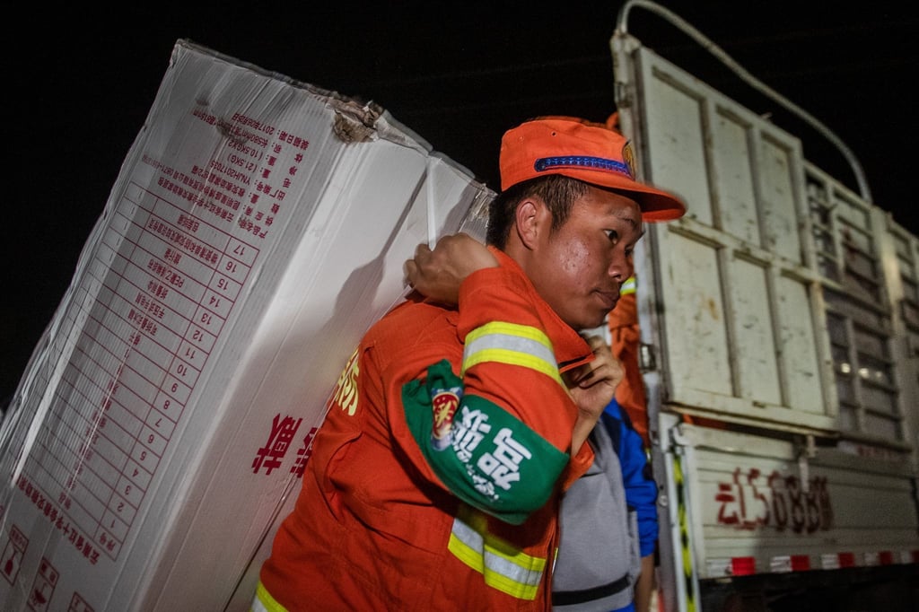 Rettungskräfte tragen Hilfsgüter in den Autonomen Kreis Yangbi Yi in der südwestchinesischen Provinz Yunnan. Ein Erdbeben der Stärke 7,4 hat den Nordwesten Chinas erschüttert. Das Zentrum lag nach Angaben des seismischen Netzwerks Geofon in Potsdam in der Provinz Qinghai und wurde in einer Tiefe von zehn Kilometern gemessen.