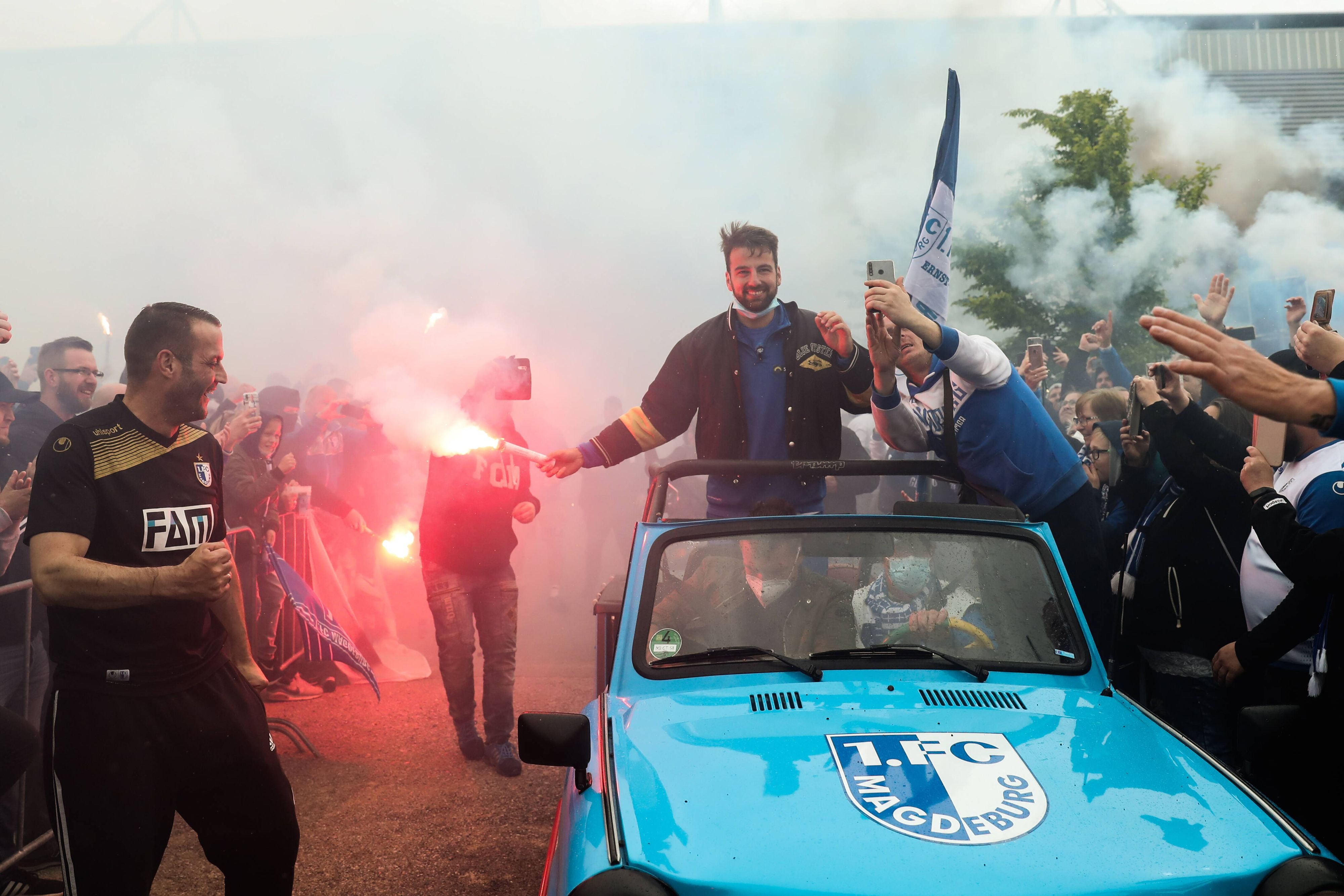 Christian Beck verabschiedet sich im Trabbi mit Pyrotechnik vom 1. FC Magdeburg.