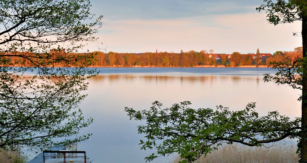 Blick auf den See vom Hügel zwischen Fischerei und Bungalowgebiet. Nicht nur Arendsee ist Anlieger der Blauen Perle, sondern auch Schrampe und Zießau.