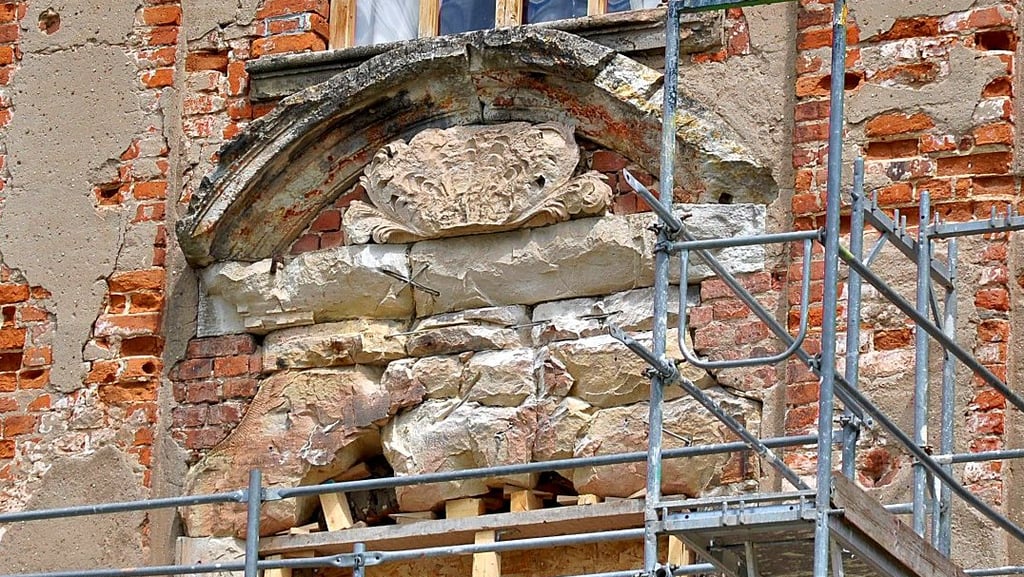 Die Sandsteinornamente über dem Eingang in den erhaltenen Ostflügel des Schlosses mussten gesichert werden.