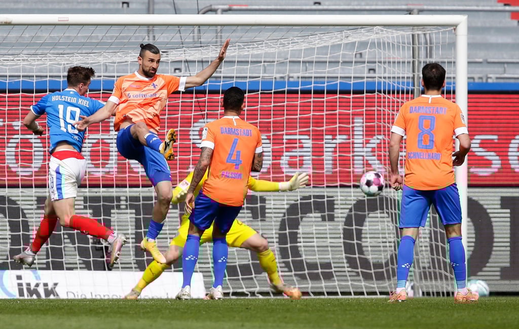 Serdar Dursun (2.v.l.) traf beim Darmstädter Sieg bei Holstein Kiel gleich zweimal.
