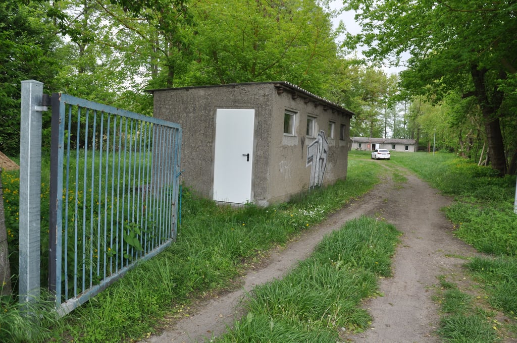 Das Toilettenhäuschen am Eingang des Geländes sollen ebenfalls wieder hergerichtet werden.