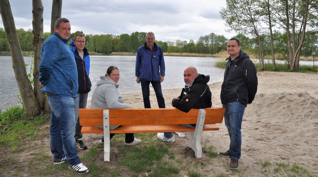Der Mützeler Ortschaftsrat um Ortsbürgermeister Rüdiger Feuerherdt am Strandbereich des Zernausees. Auf dem Foto: Henryk Lampert, Michael Hünecke, Danny Seeger, Martin Hirschfeld, Nicole Lampert. Nicht mit im Bild Bettina Wolle und Michael Sentz.